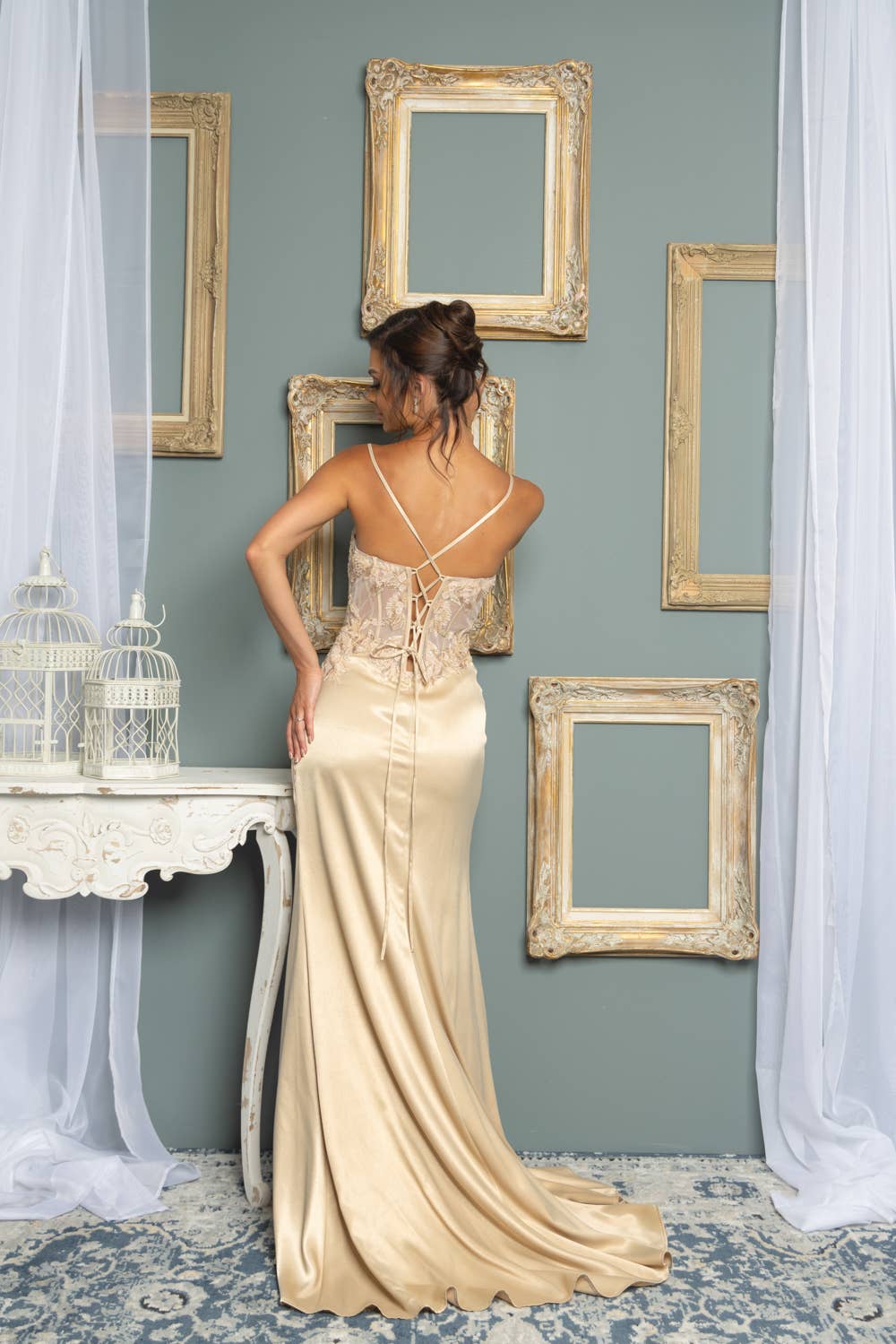 RICARICA INC. – Engroshandel Aftenkjole - Dame – RICARICA INC. luksuriøs maxi-kjole med broderi, perler og palietter samt snørelukning bagpå6