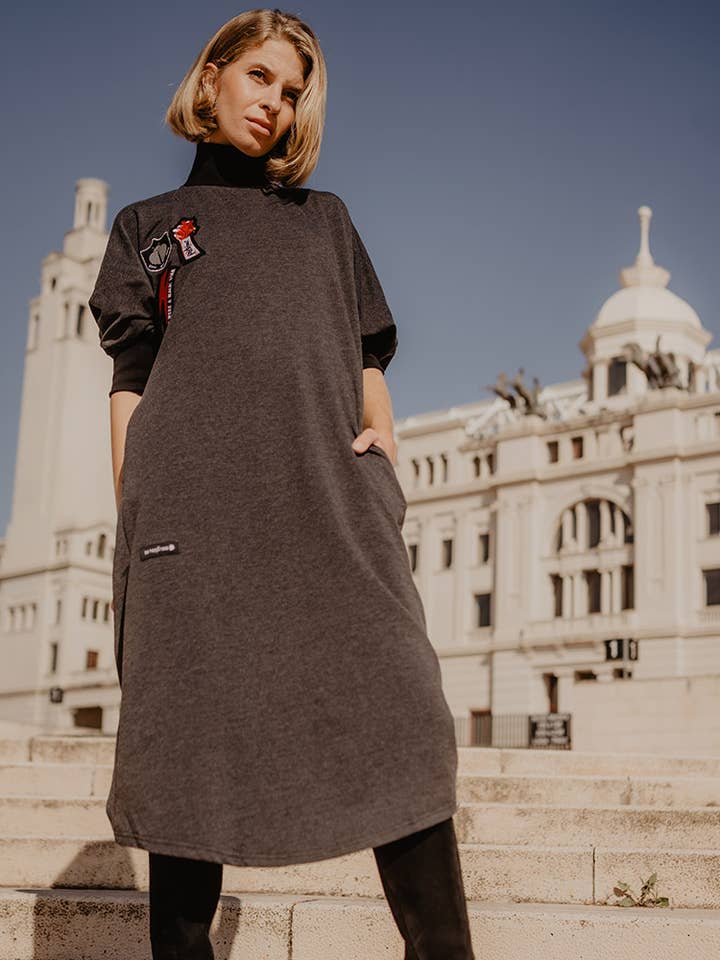 ANTRACIETGRIJZE JURK MET PERKINSKRAAG voor wholesale door BE HAPPINESS