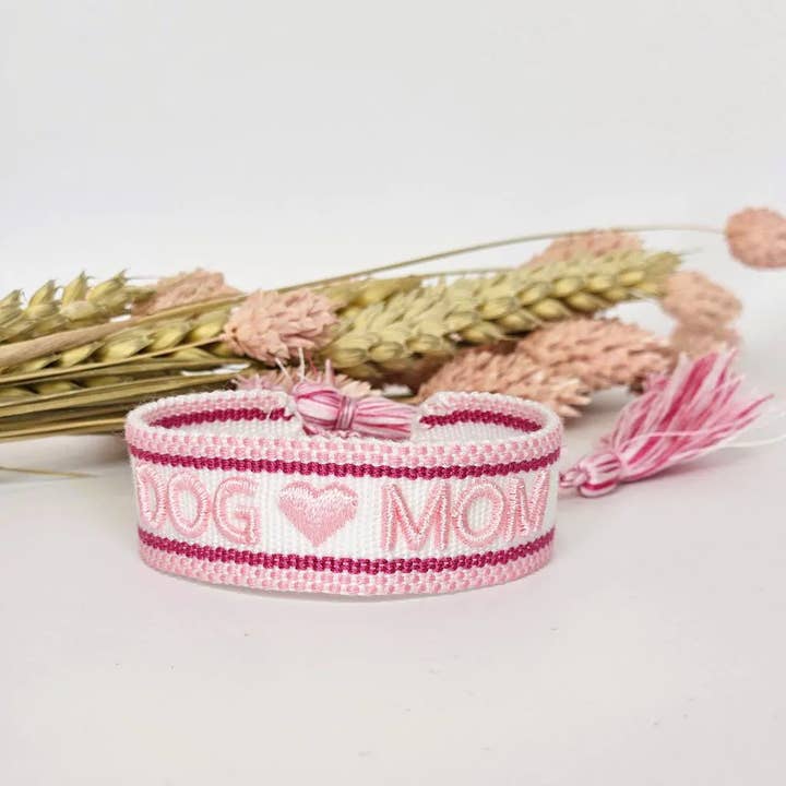 Braccialetto intrecciato 'Dog Mom' rosa chiaro per la vendita all'ingrosso da parte di Ibiza Boutique