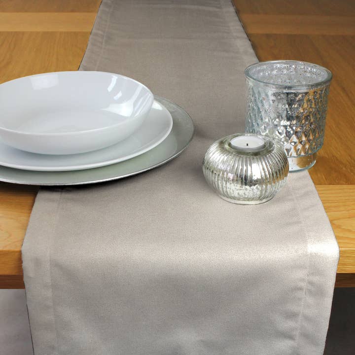 Tischläufer aus mattem Champagnergold für den Großhandel von Mcalister textiles