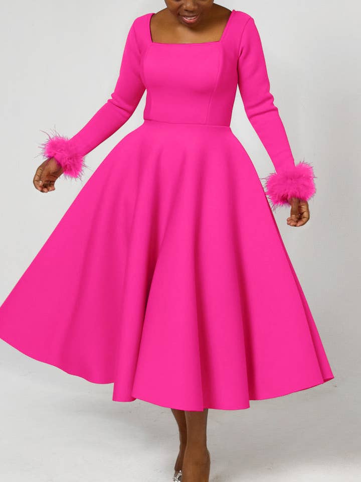 Kleid mit quadratischem Pelzbesatz und großem Rockteil für den Großhandel von HIDDENBRAND