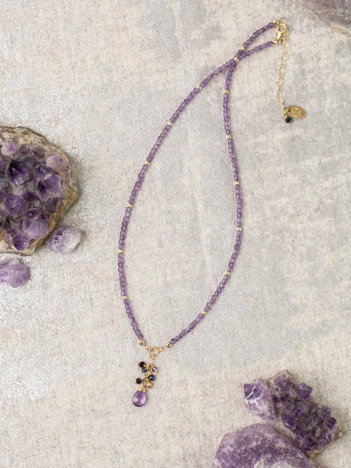 Mitternacht 15,5-17,5" Amethyst, Süßwasserperle, Kristall-Cluster-Halskette für den Großhandel von Anne Vaughan Designs Jewelry