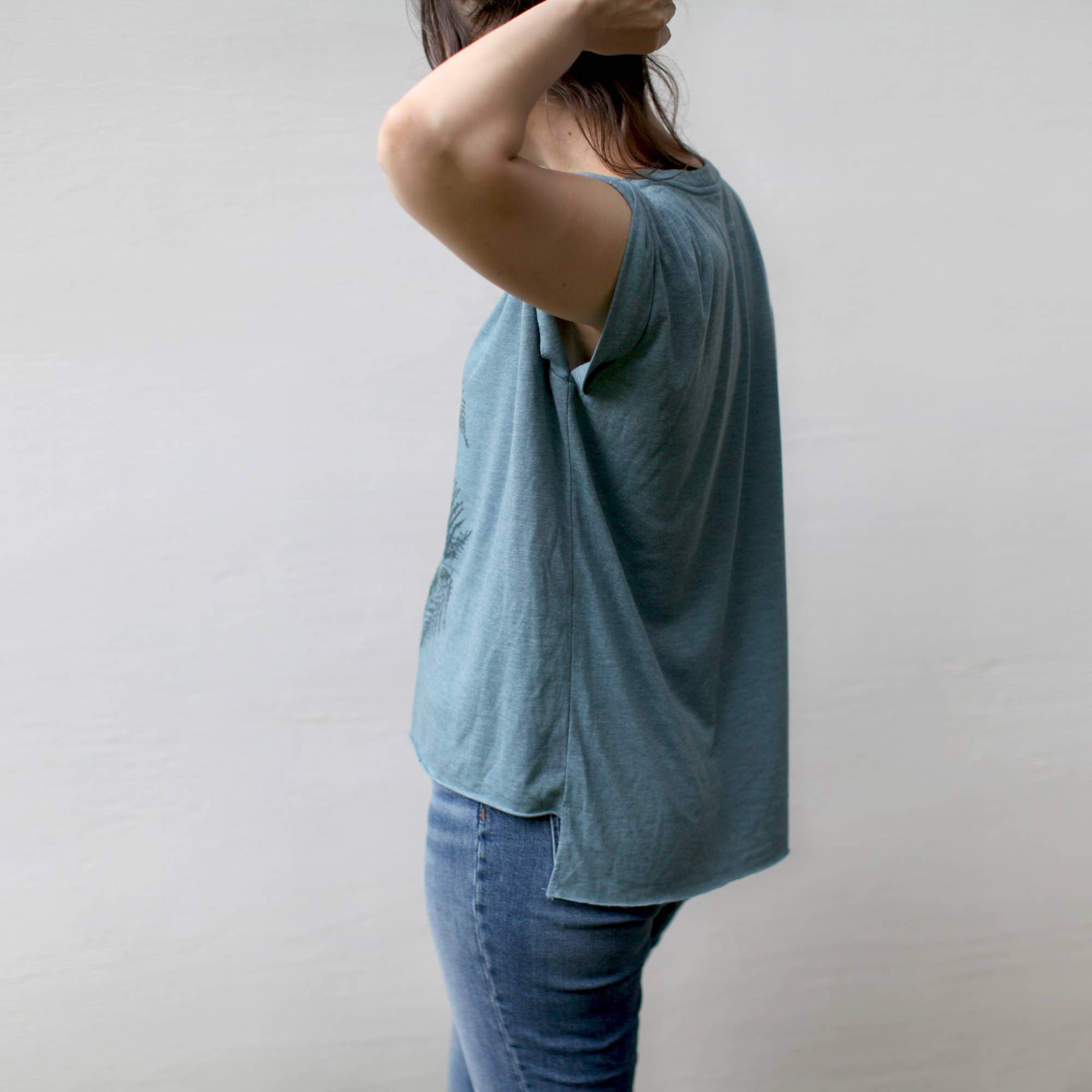 Blackbird Supply Co. – wholesale T-shirts med screentryck – Dam – Forest Fern Leaves damtopp med uppvikta ärmslut i djup teal4