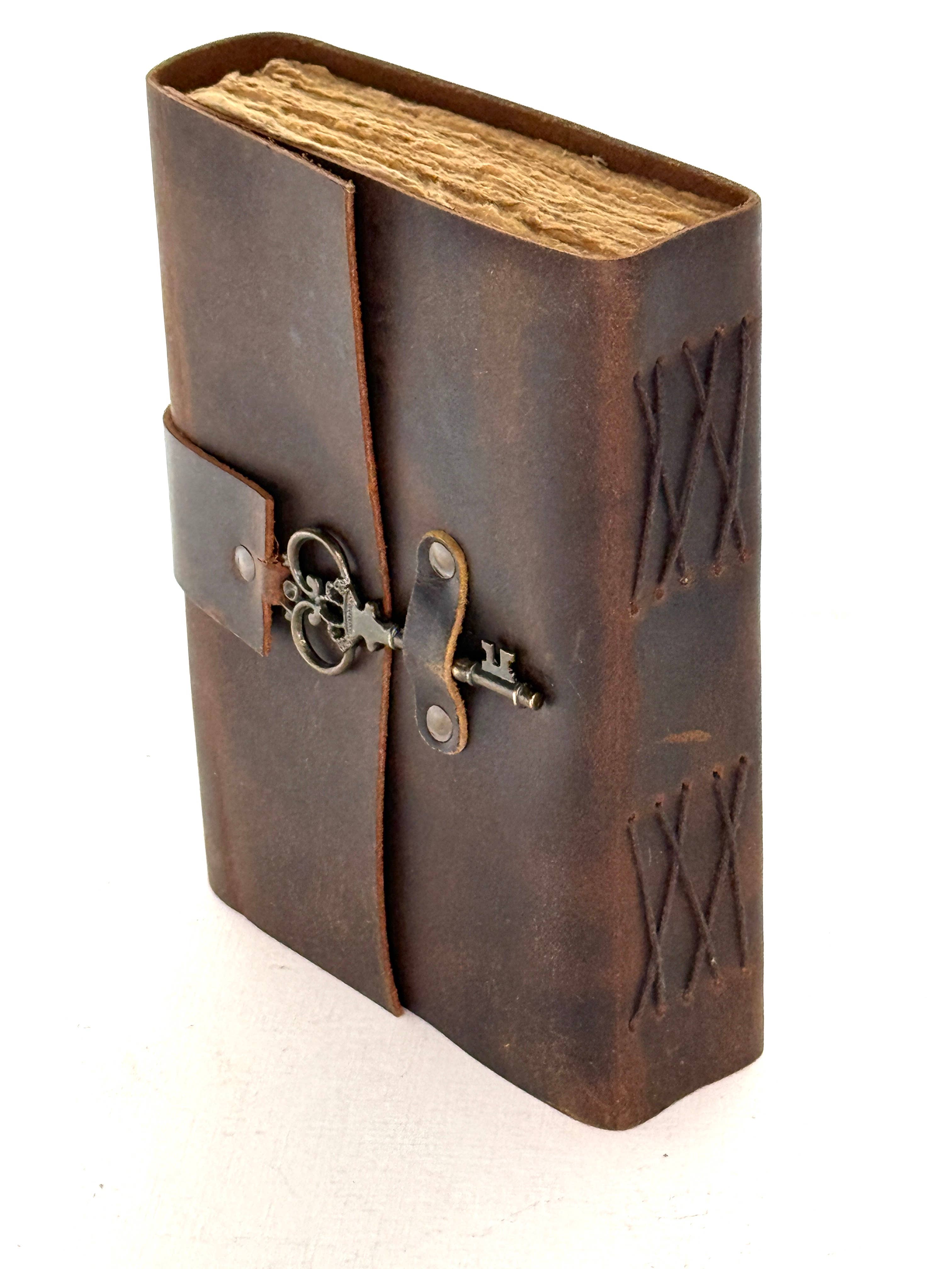 HHH Designs – wholesale Journal och dagbok – Präglad läderdagbok med nyckellås2