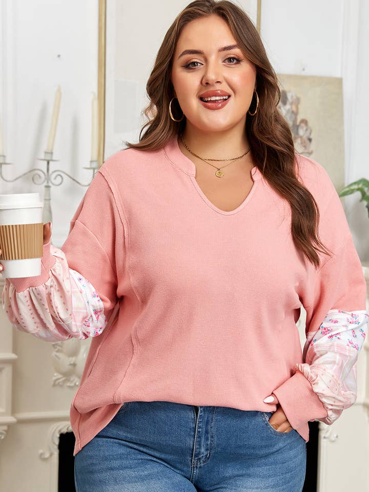 Haut grande taille à encolure en V échancrée en maille gaufrée avec manches patchwork florales roses pour la vente par Sweet Lover Fashion
