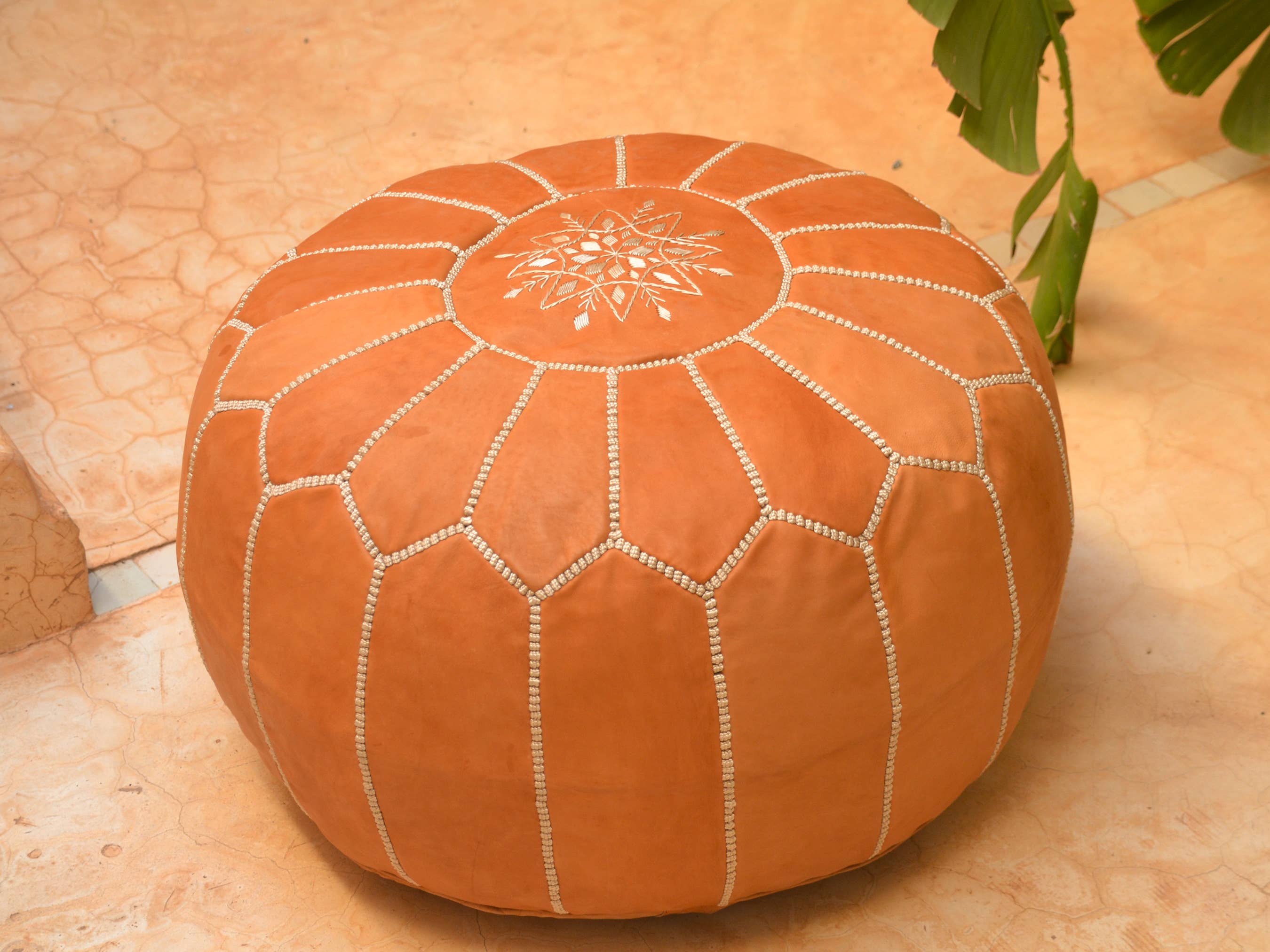 woolsouk ( We handle U.S. import procedures for you ) – Pufe por atacado – Pufe de couro - Pufe redondo não recheado - caramelo7