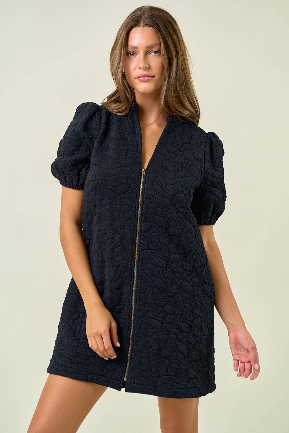 Doe and Rae – wholesale Klänning - Dam – FLORAL JACQUARD KLÄNNING MED DRAGKEDJA FRAM OCH PUFFÄRMAR - 28054D6