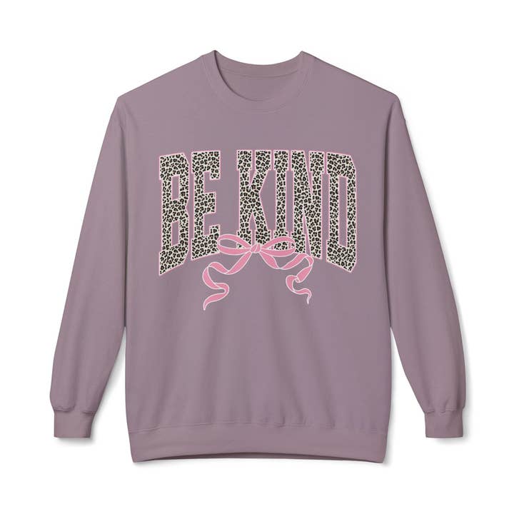 Felpa Girocollo con Stampa Leopardo "Be Kind" — Grafica Fiocco Rosa per la vendita all'ingrosso da parte di Apparel Crush