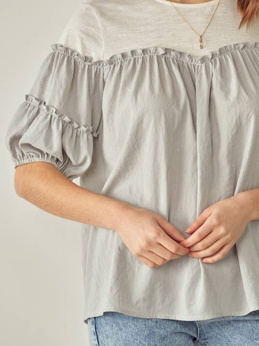 Top con maniche a balze a strati - 14700t per la vendita all'ingrosso da parte di Doe and Rae