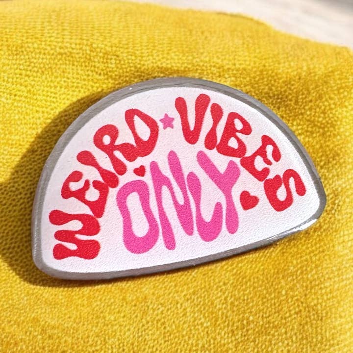 Weird Vibes Only - Miljövänlig emaljpin för wholesale av The Enamel Pin Factory