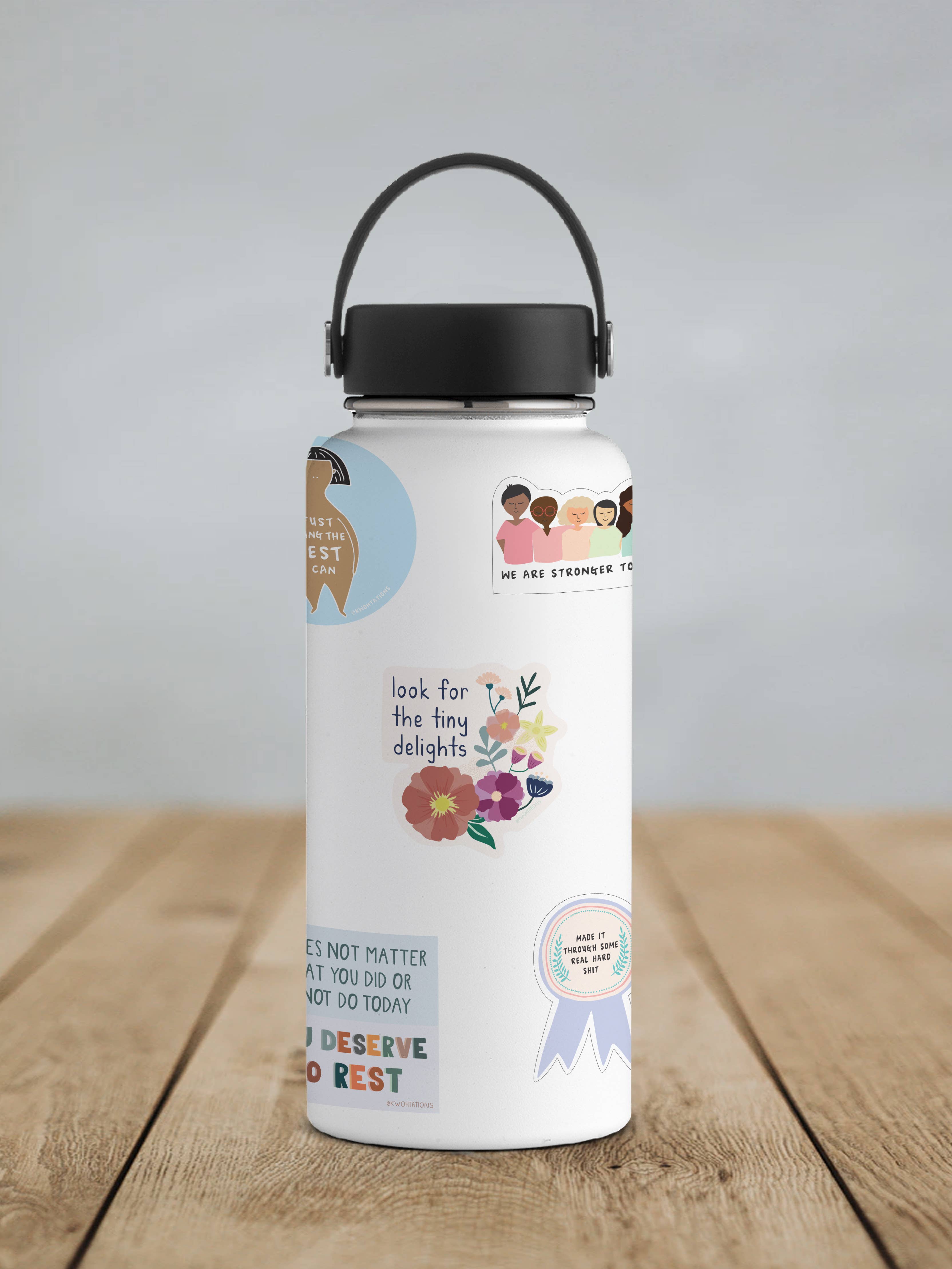 Kwohtations - Vendita all'ingrosso Adesivo - Cerca i Piccoli Piaceri Adesivo Floreale Opaco in Vinile1