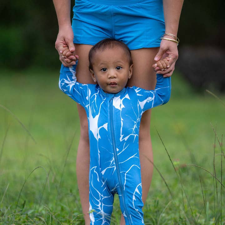 Combinaison à manches longues Keiki en Kalo Blues pour la vente par Paradise Now Hawaiʻi