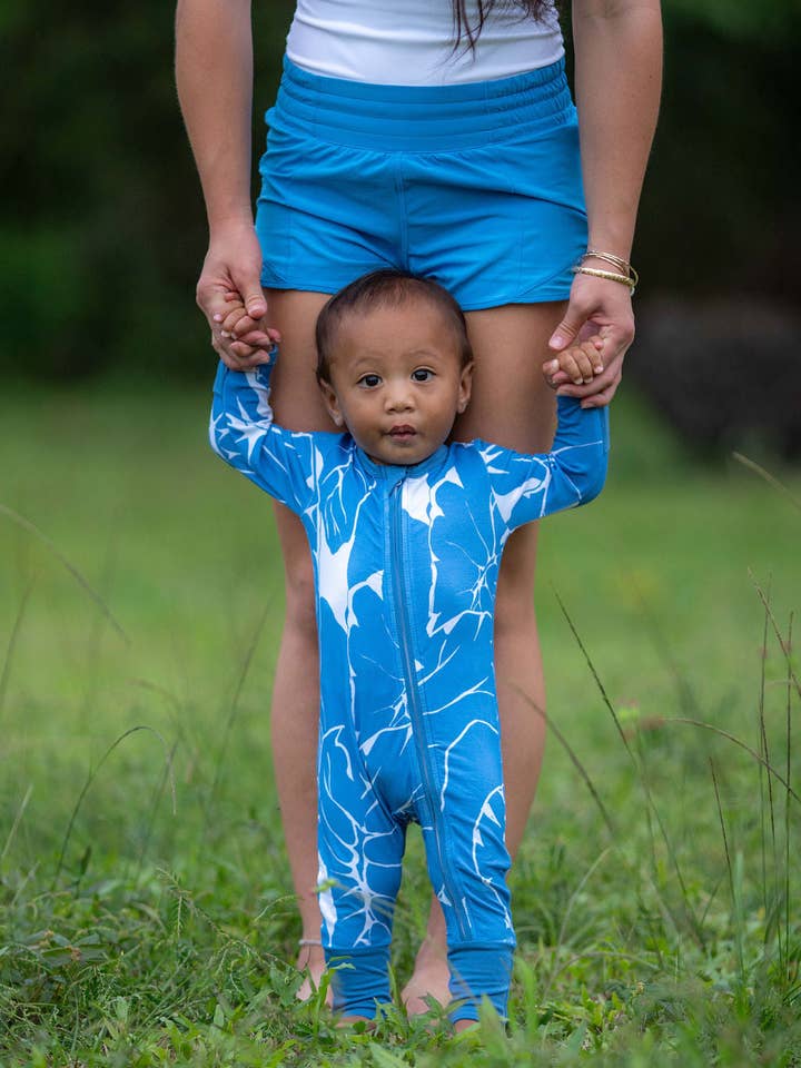 Långärmad Keiki Romper i Kalo Blues för wholesale av Paradise Now Hawaiʻi
