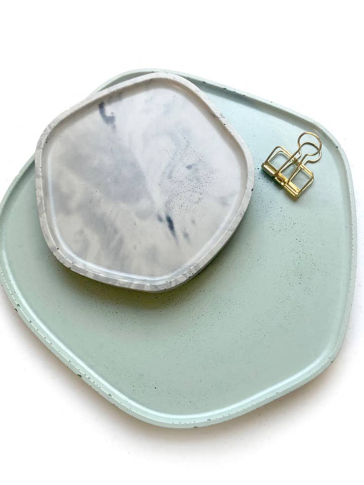 Medium beton organisk bakke for engroshandel hos Known Goods Co.