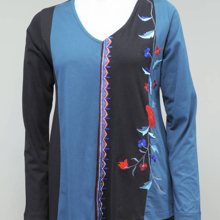 RJ-T8822-PE - Emb met V-hals lambrisering. Tuniek voor wholesale door Leopards & Roses