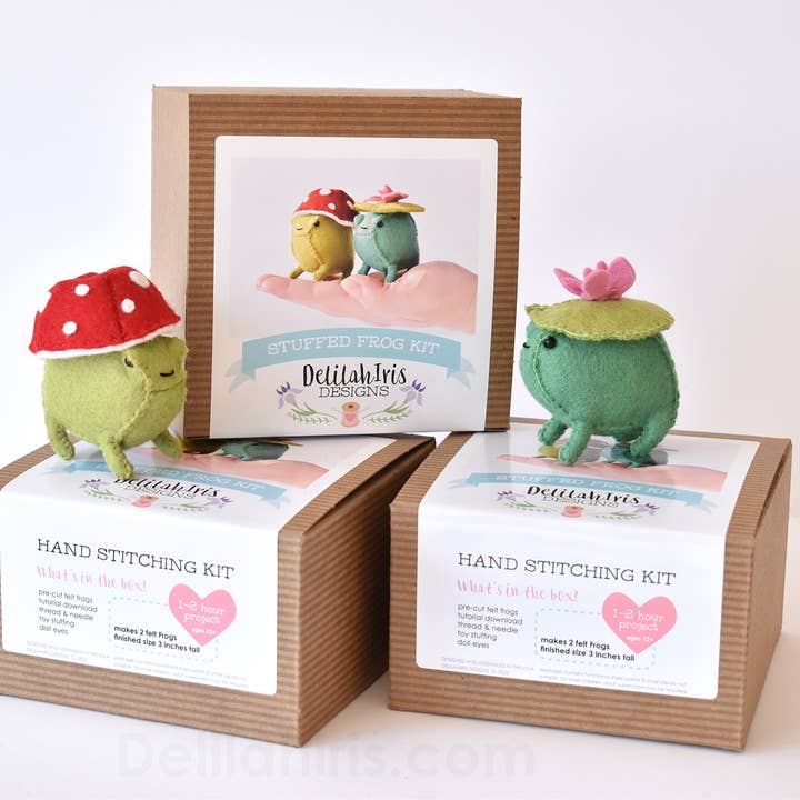 DelilahIris Designs – Großhandel Bastel-Nähset – Bastelset Frosch aus Filz zum Nähen, Bastelset, als Geschenk mit Pilzen