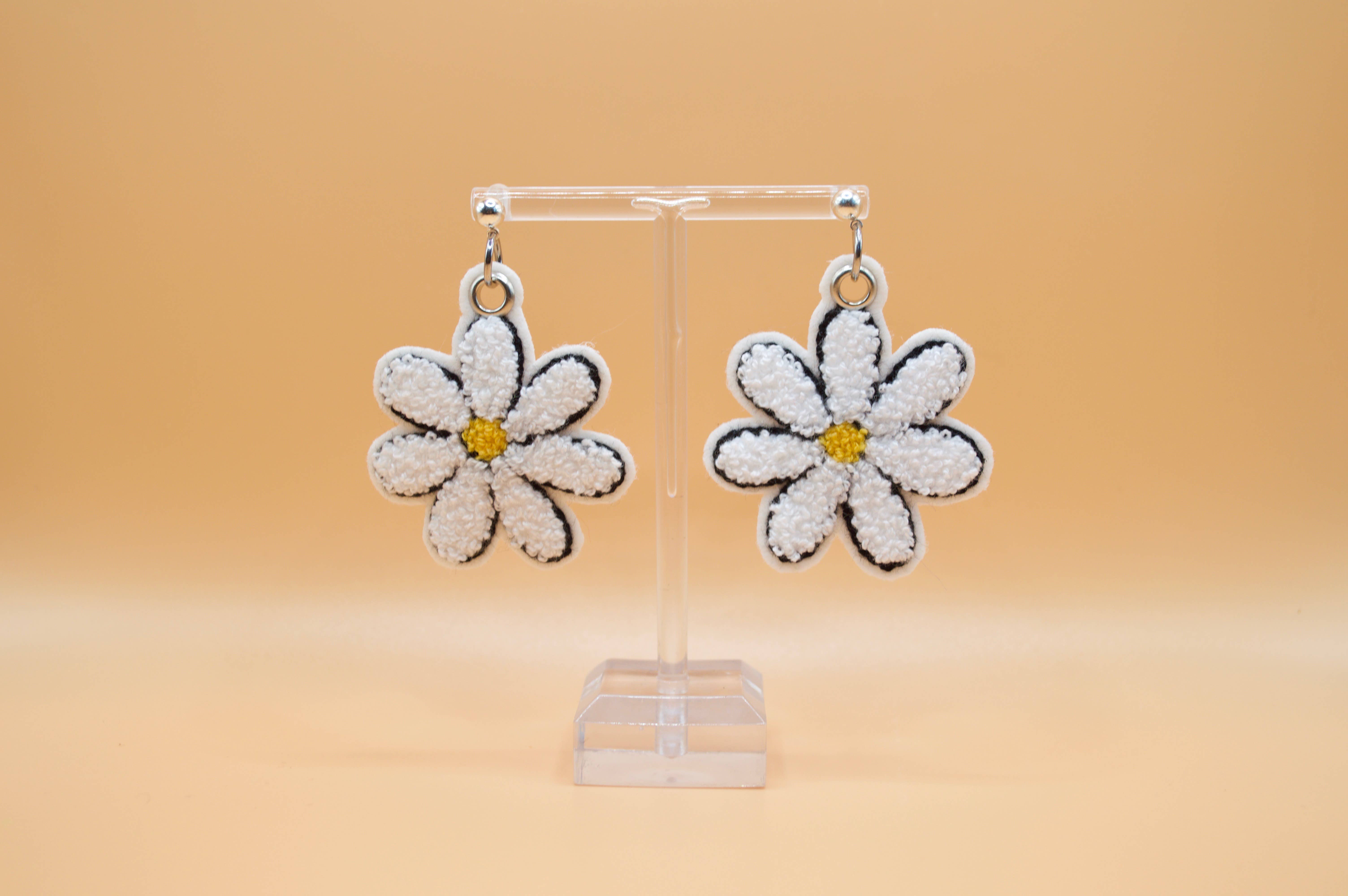 The Untrend Shop - Venta al por mayor Pendientes colgantes - Pendientes bordados mini flor