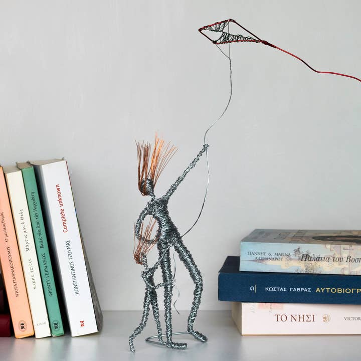 Haritopoulou – wholesale Skulptur – Mamma och dotter skulptur med drake, samtida konst