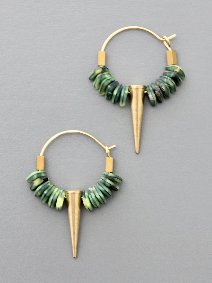 FERE05 Petites boucles d'oreilles en verre vert et créoles à pointes pour la vente par David Aubrey Jewelry