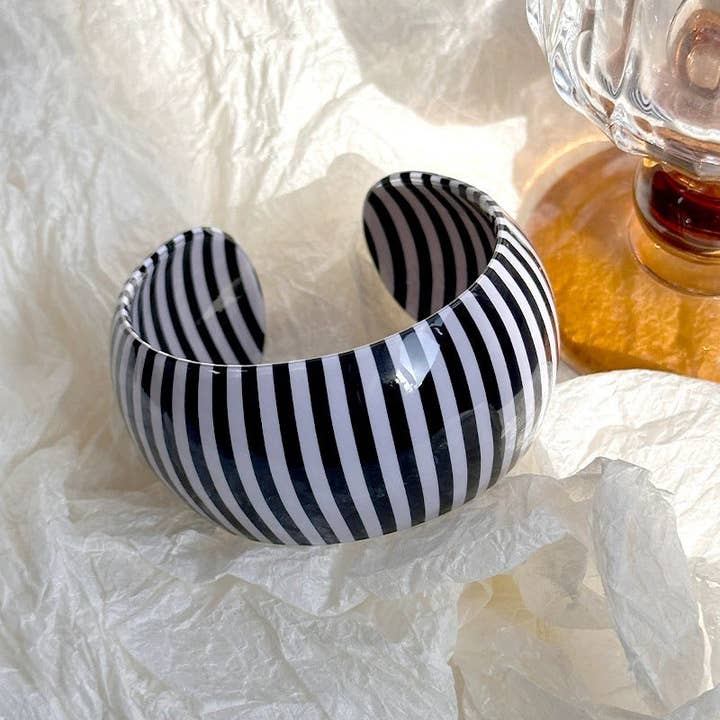 Dipped Shop - Vendita all'ingrosso Bracciale a polsino - Bracciale largo a forma di C con motivi a righe in acrilico DP25B5741