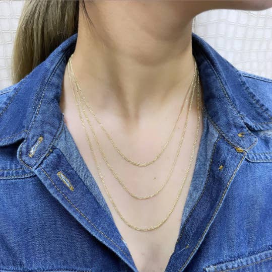 Luxus Accessories - Vente Collier maille et chaîne - Chaîne Figaro délicate 18k remplie d’or, maillons 1 mm