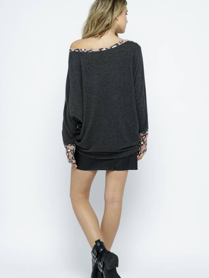 ASYMMETRISK FARVE BLOK TOP MED LEOPARD KONTRAST for engroshandel hos Heyday