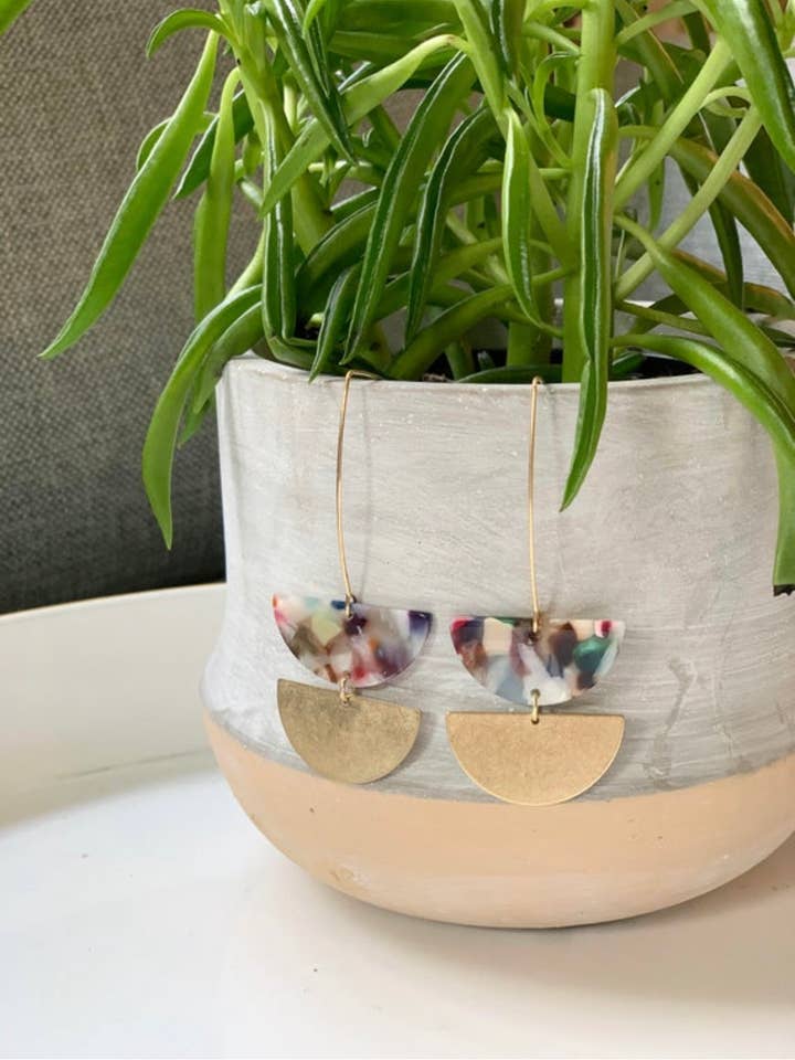 Lång droppe dubbel halvmåne (acetat) för wholesale av Clover + Coast Designs