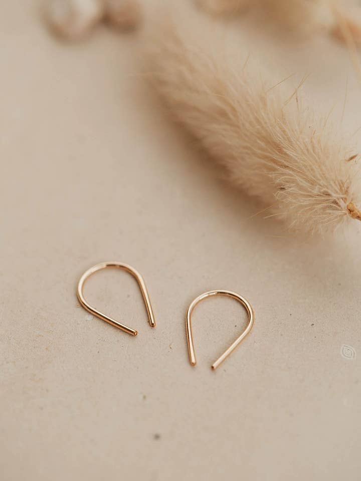 Pendientes en forma de herradura pequeños, rellenos de oro de 14 quilates y plata de ley para venta al por mayor de Hello Adorn