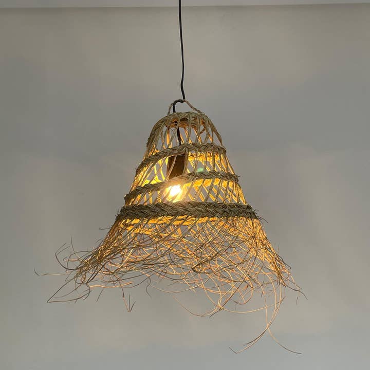 Suspension en cône de palmier naturel – Tissage ouvert avec frange sauvage for wholesale by LeBazare