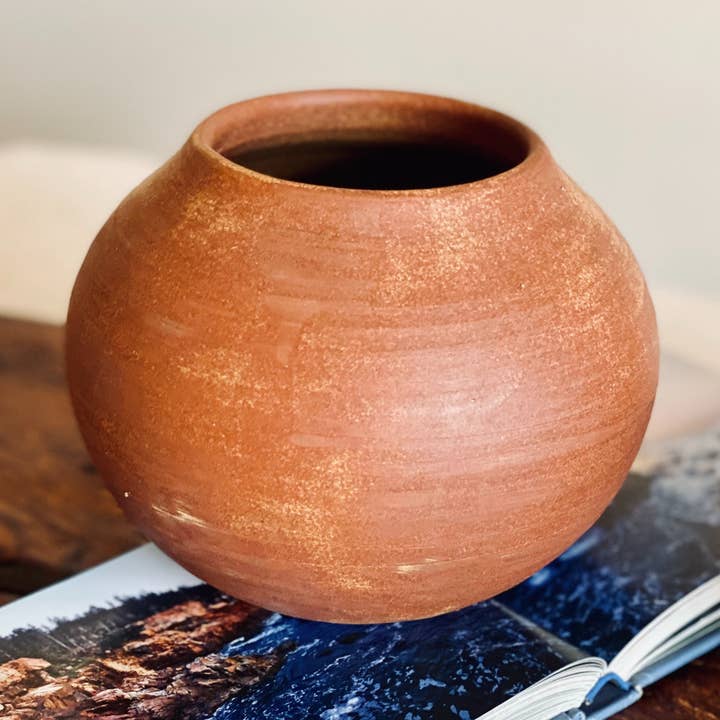 Vase Ventru Rouge pour la vente par The Barclay Studio