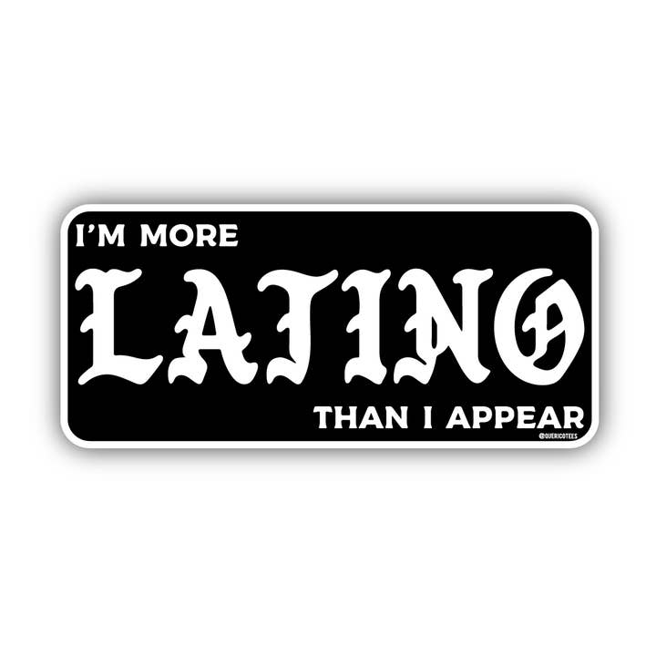 Pegatina Soy más latino para venta al por mayor de Que Rico T-Shirt Co.