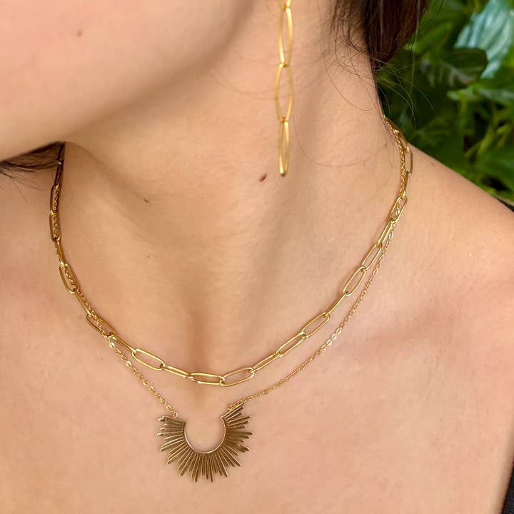 Ocean Ripples - Venta al por mayor Collares con colgantes/abalorios - Collar de doble cadena con colgante de sol chapado en oro de 18 quilates