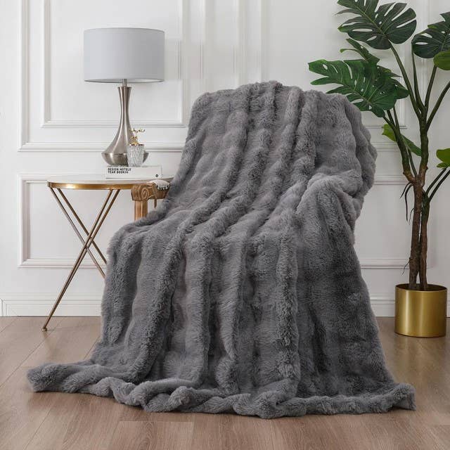 Rapport Home Furnishings Limited - Wholesale Throw Blanket - Luxury 3D Fur Polyester Blanket Soft Cosy (150x200cm)1