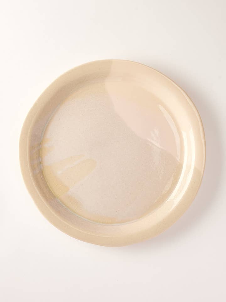 Anastasia's Ashes keramisk middagstallerken med kronblad og salvieoverglasur for engroshandel hos Rentrayage