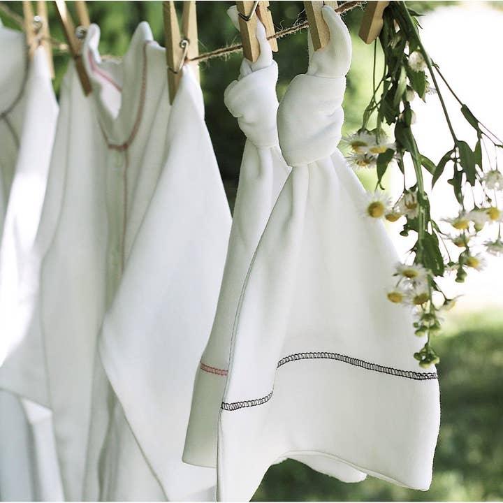 Bonnet Noué pour Bébé en Coton Bio - Couleurs Assorties pour la vente par Our Green House