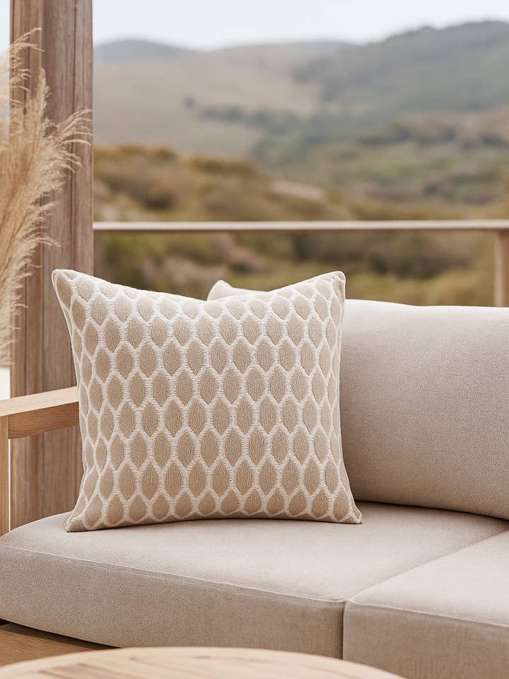 Coussin d'intérieur et d'extérieur en filet beige rustique pour le rivage pour la vente par Anaya Home