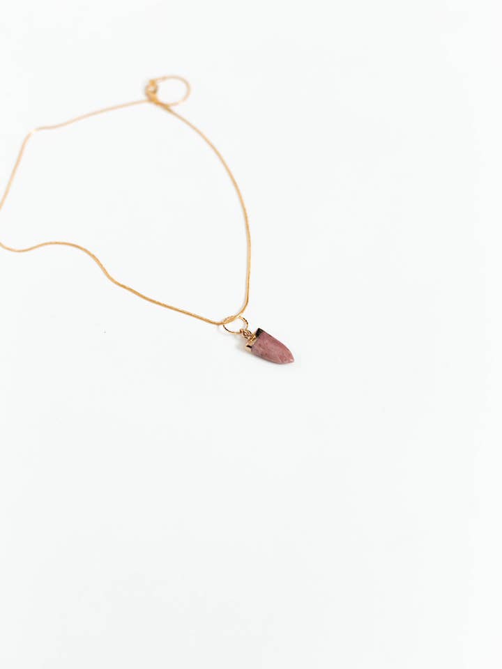 Collar con miniescudo de rodonita para venta al por mayor de Lisa Fernandes