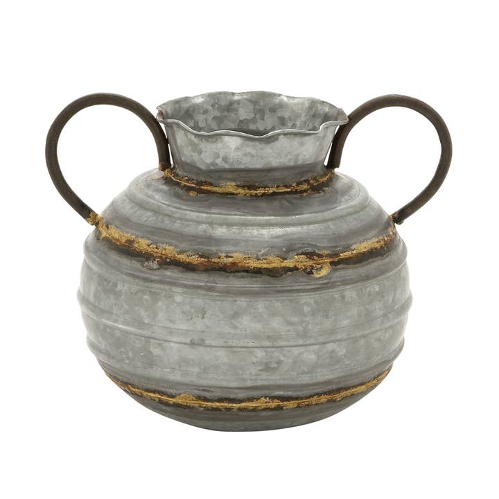 A-49180: METALLVAS MED HANDTAG 13" B, 10" H för wholesale av Import Corner