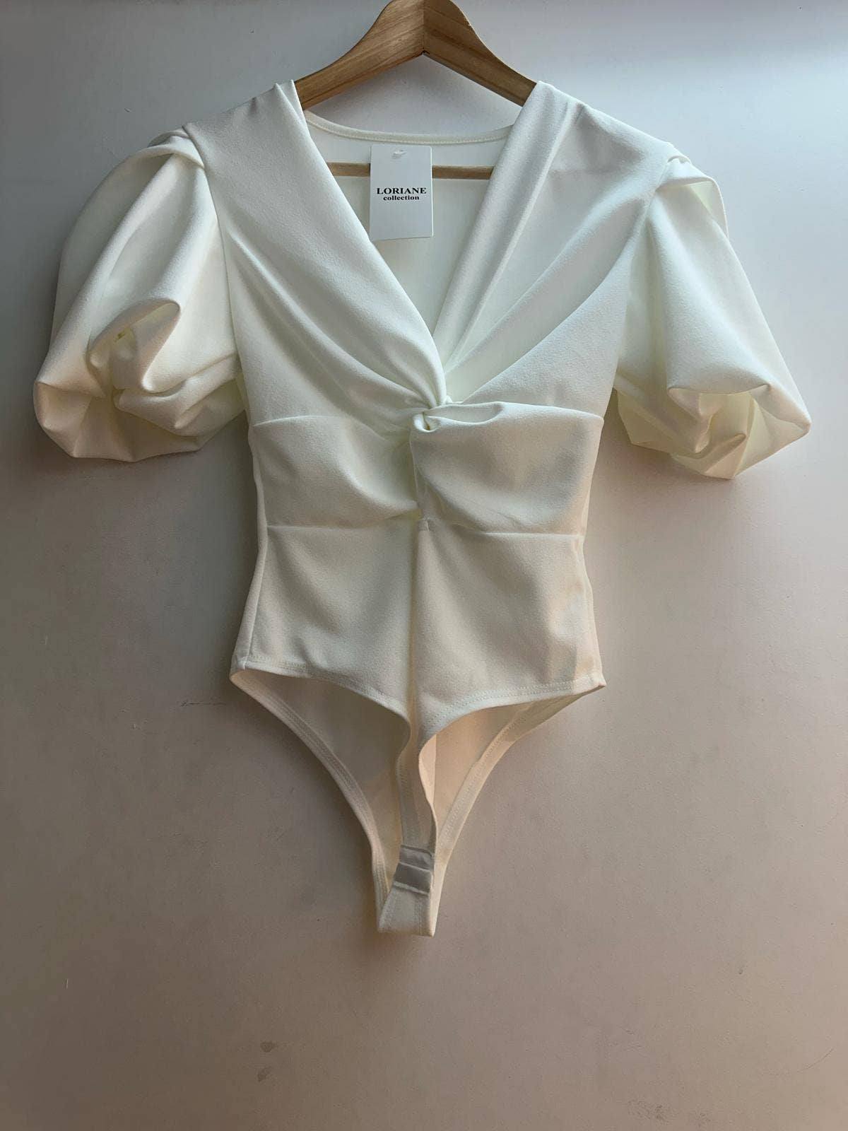 LORIANE – Großhandel Body – Damen – LORIANE Body mit Puffärmeln und V-Ausschnitt7