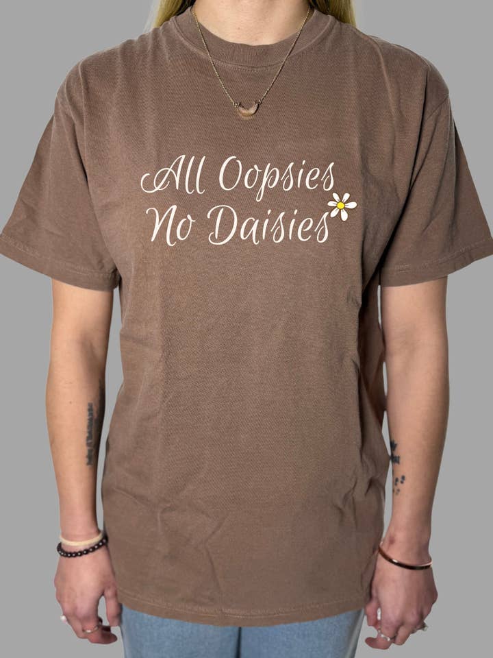 T-shirt All Oopsies No Daisies Comfort Colors por atacado de NyteSky Apparel