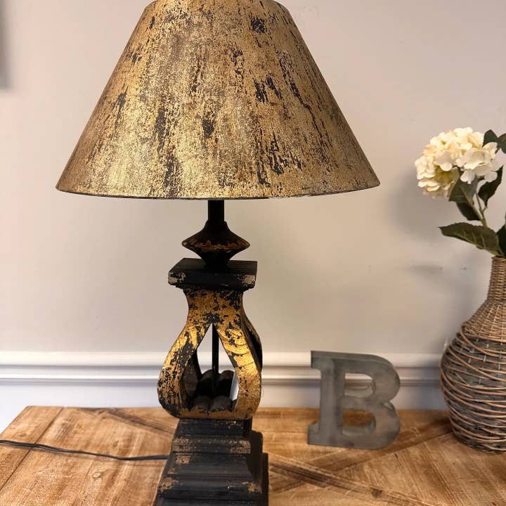 Sort bordlampe i patineret træ med rund skærm i metal for engroshandel hos Vagabond Vintage