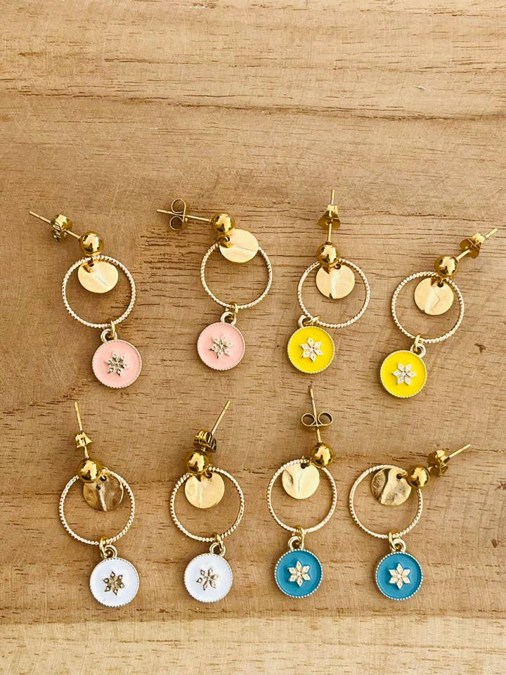 Pendientes RIO - flor esmaltada y dorada para venta al por mayor de Innaya