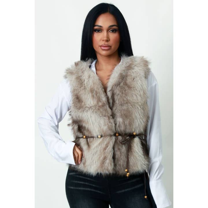 Gilet court en fausse fourrure avec ceinture pour la vente par DORCAS