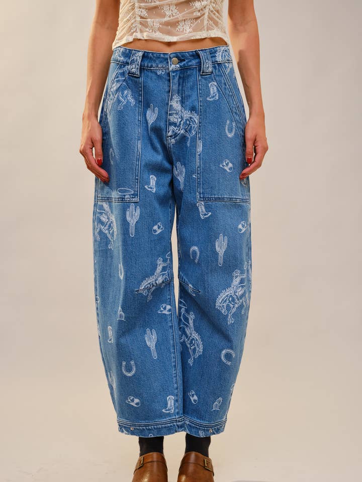 91785P Jean en denim à jambe évasée imprimé western pour la vente par Blue B