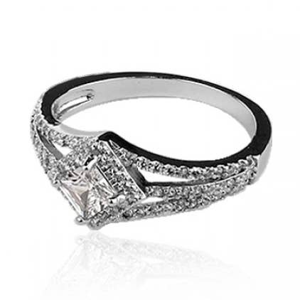 ANILLO DE COMPROMISO DE ALEACIÓN DE LATÓN CON CENTRO CZ CORTE PRINCESA para venta al por mayor de CRAVE