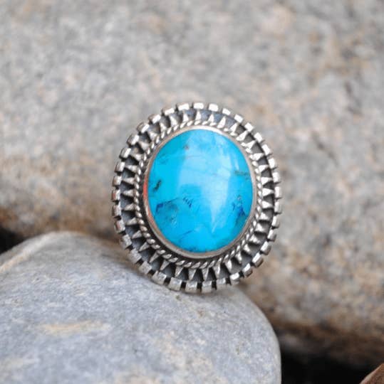 Iroquoise – Großhandel Cocktail-/Statement-Ring – Runder Ring mit natürlichem Türkis und 925er Silberfassung