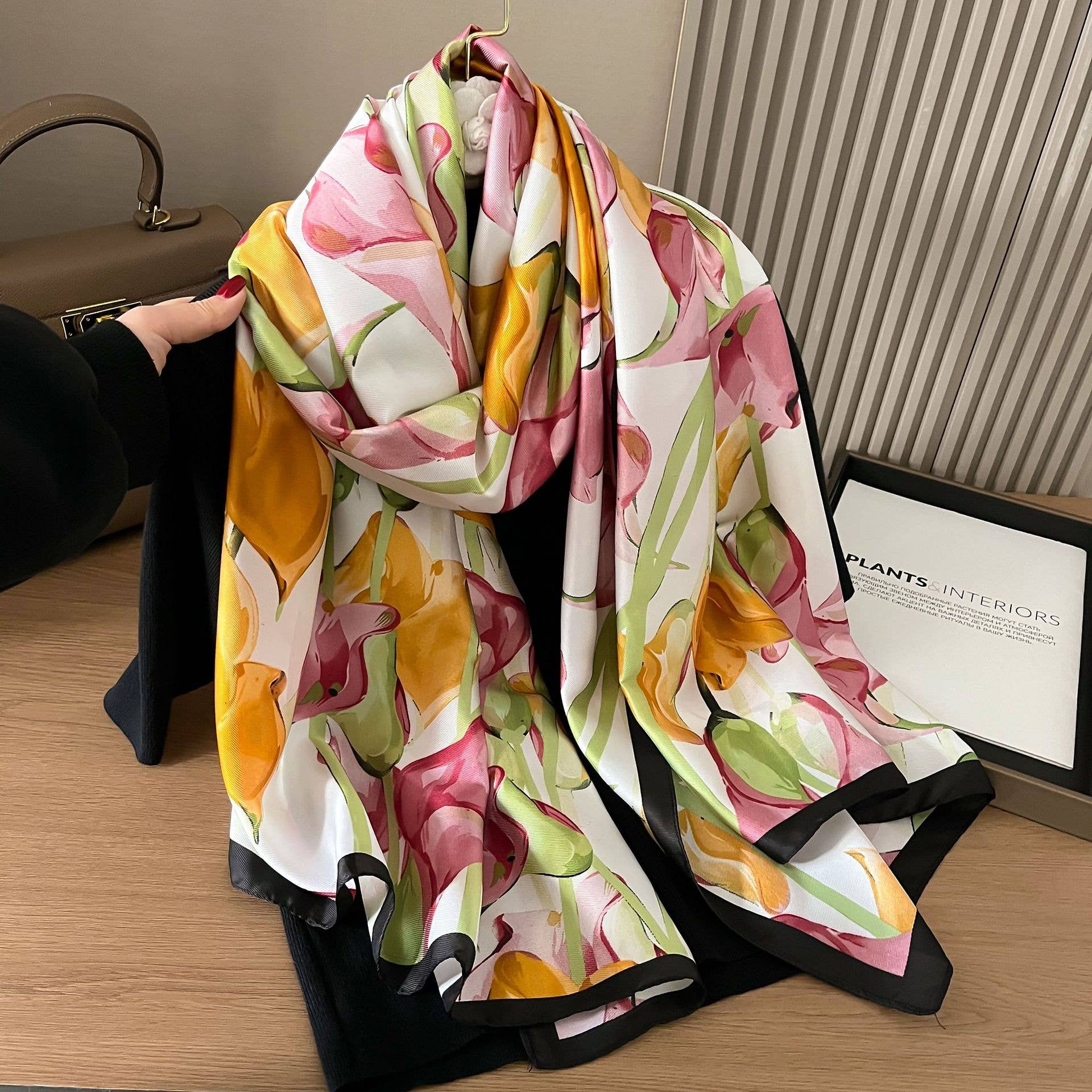 PEACH ACCESSORIES - Vente Écharpe – femme - Foulard en satin à motif de lys calla en crème/orange TT3392