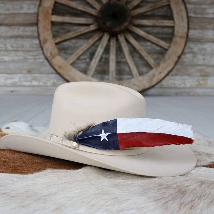 Texas flaggmålad kalkonhattfjäder för wholesale av Willow Lane Hat Co.