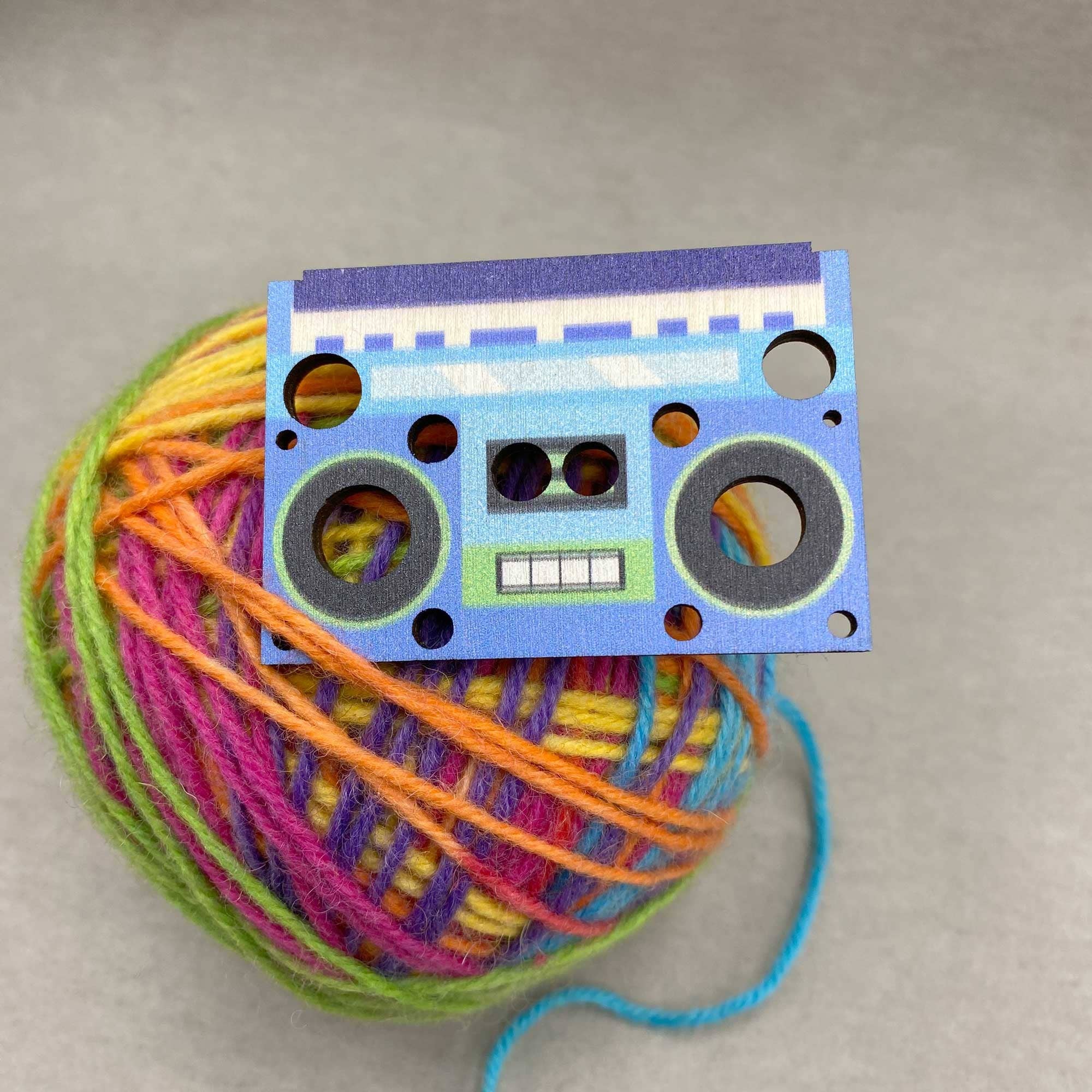 Kainor – wholesale Material för stickning/virkning – Kainor Boombox stickmått för stickor 2-10 mm, nålmätare i retrostil2