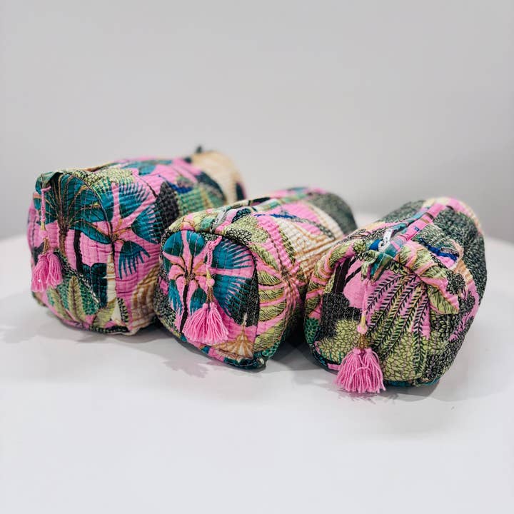 Ensemble de 3 pochettes matelassées JARDIN DE PAONS pour la vente par AMIMA HOME